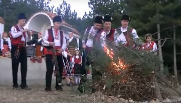 Брестовичани си искат прошка, като мятат стрели и лугачки